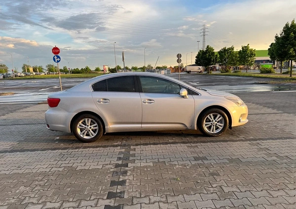 Toyota Avensis cena 31000 przebieg: 319000, rok produkcji 2012 z Poznań małe 56